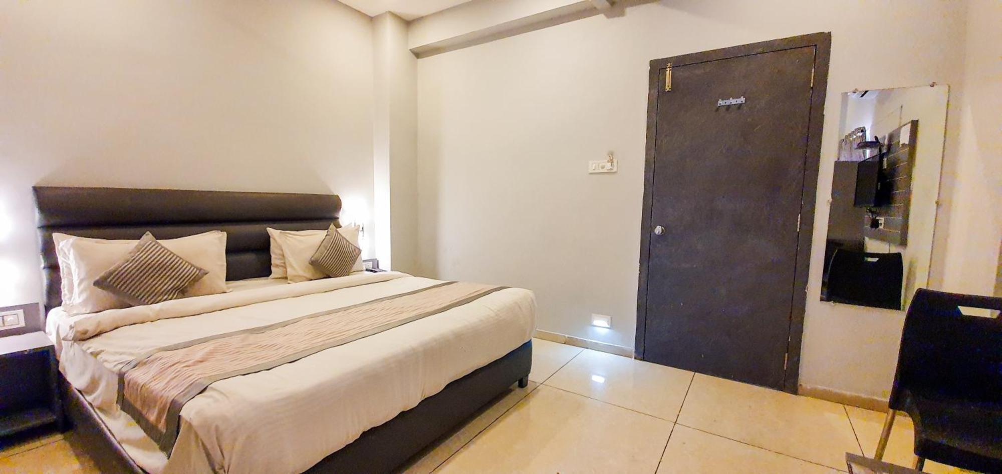 Nova Hotel New Crossroad Rajkot Luaran gambar